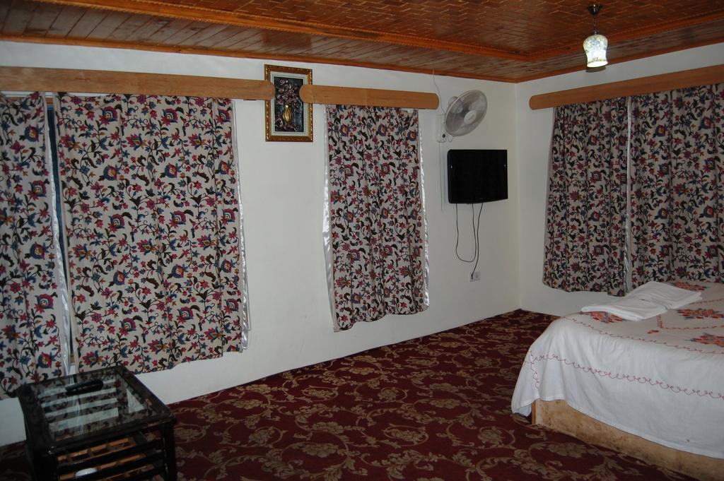 Hotel Paradise Inn Pahalgam Bilik gambar