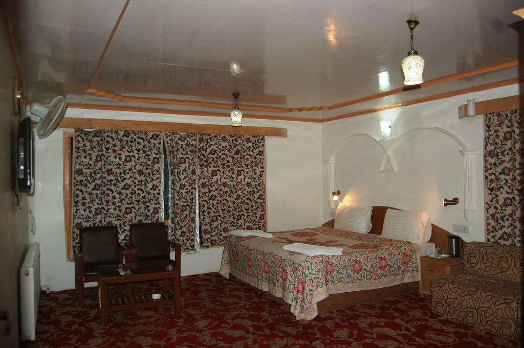Hotel Paradise Inn Pahalgam Luaran gambar