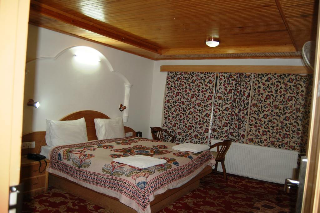 Hotel Paradise Inn Pahalgam Luaran gambar