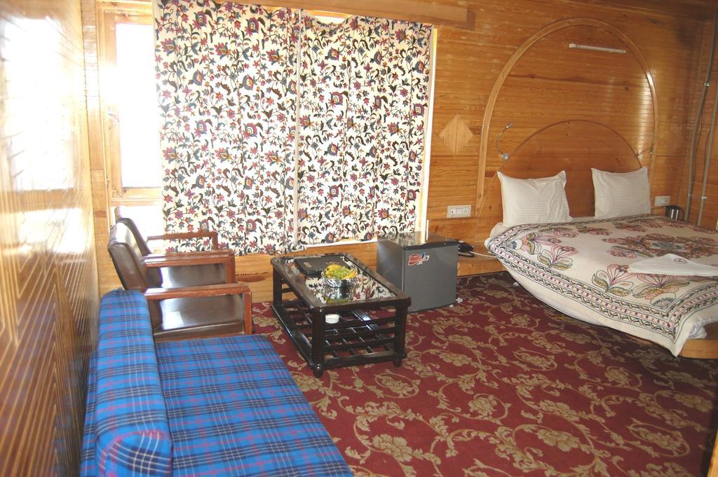 Hotel Paradise Inn Pahalgam Luaran gambar