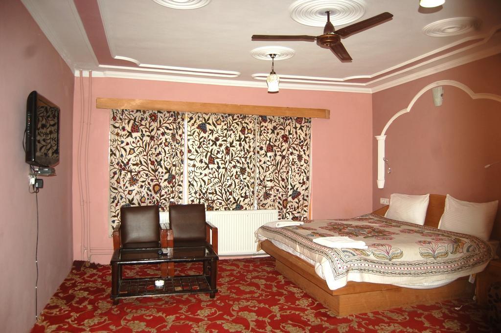 Hotel Paradise Inn Pahalgam Luaran gambar