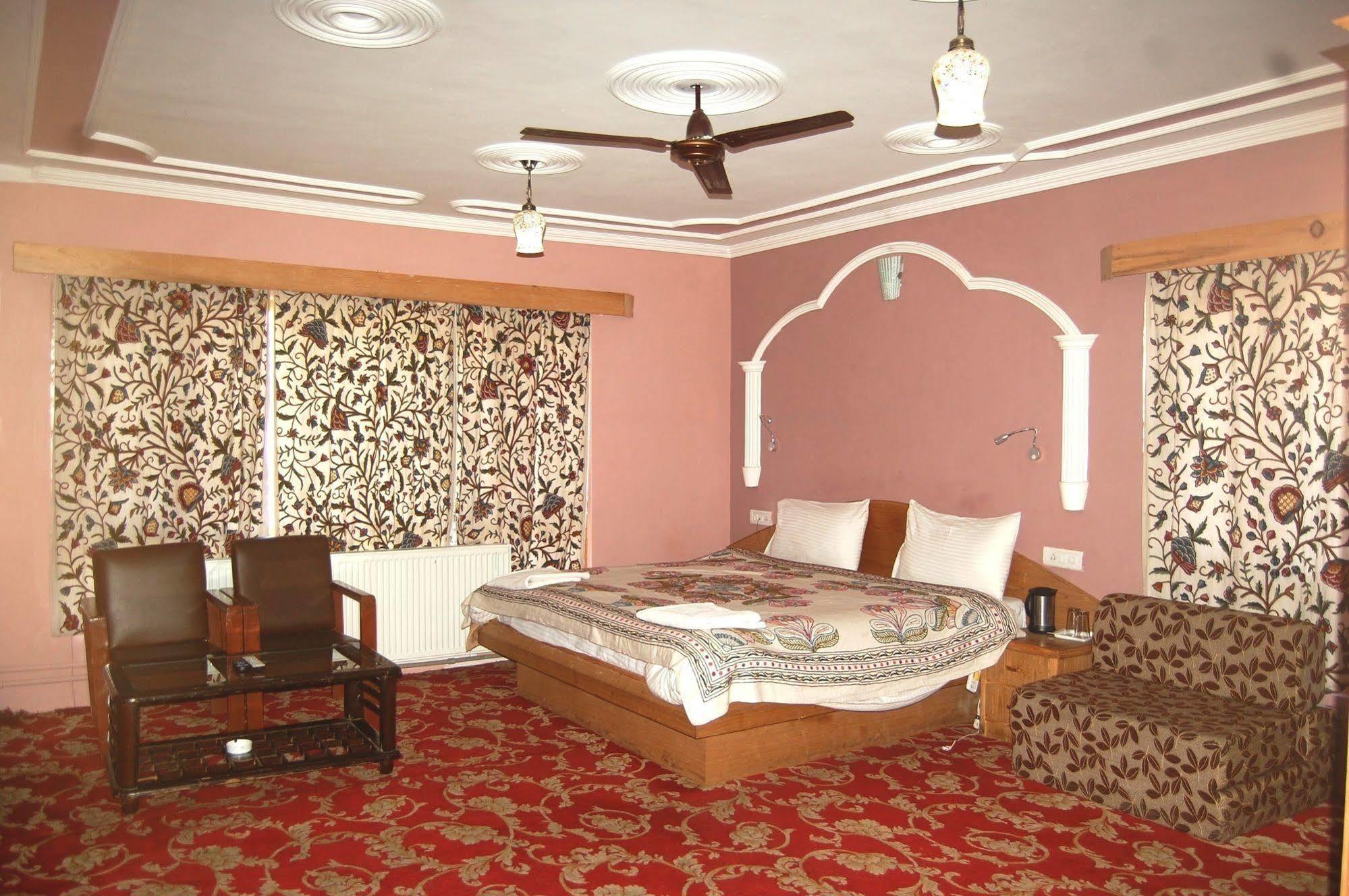 Hotel Paradise Inn Pahalgam Luaran gambar