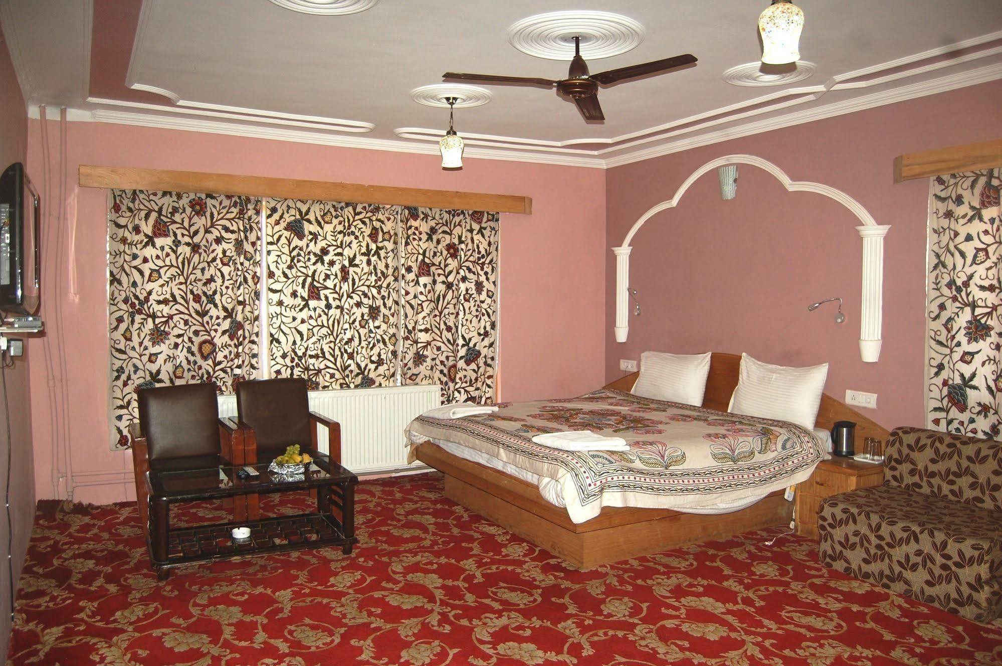 Hotel Paradise Inn Pahalgam Luaran gambar