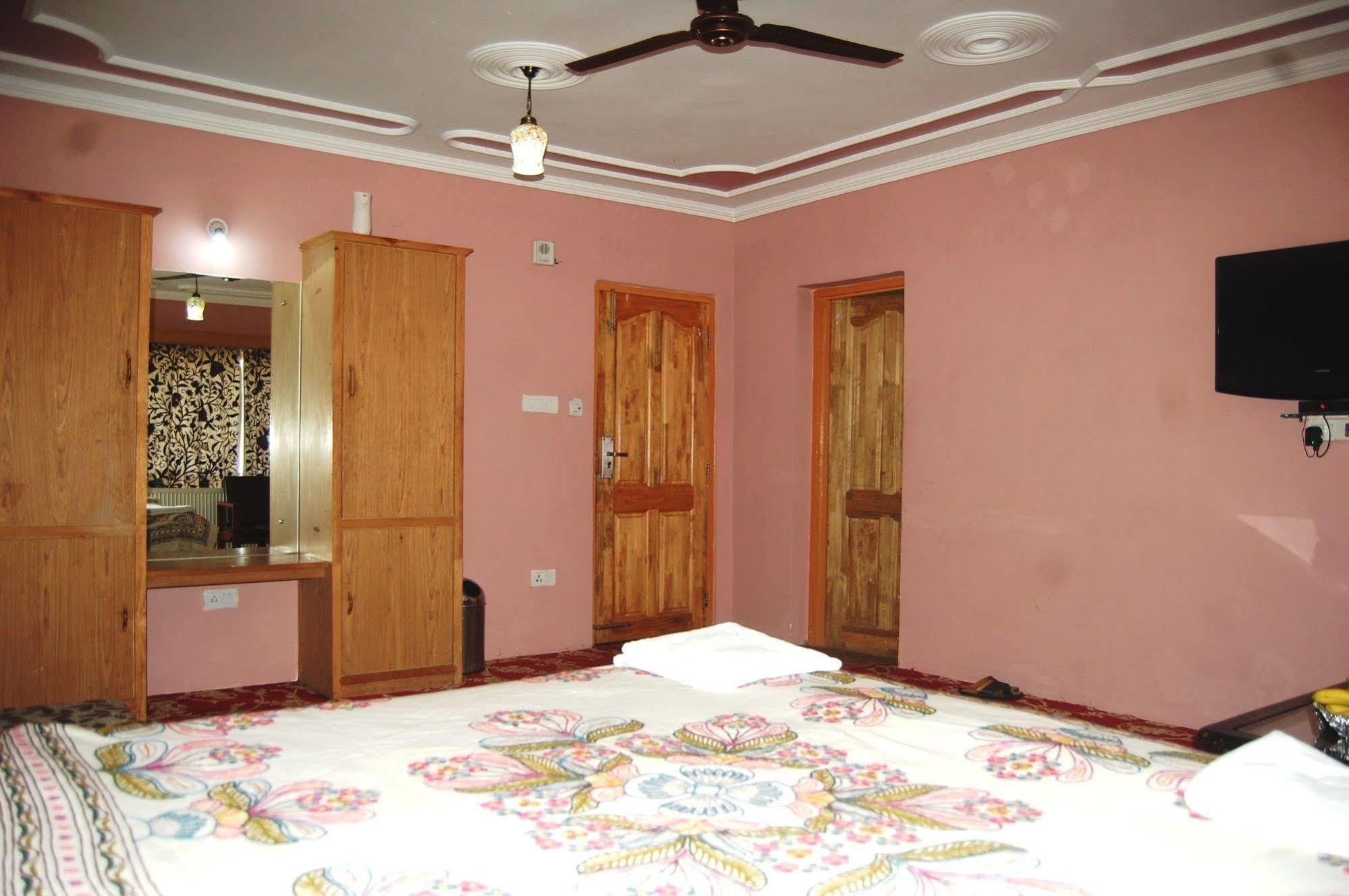 Hotel Paradise Inn Pahalgam Luaran gambar
