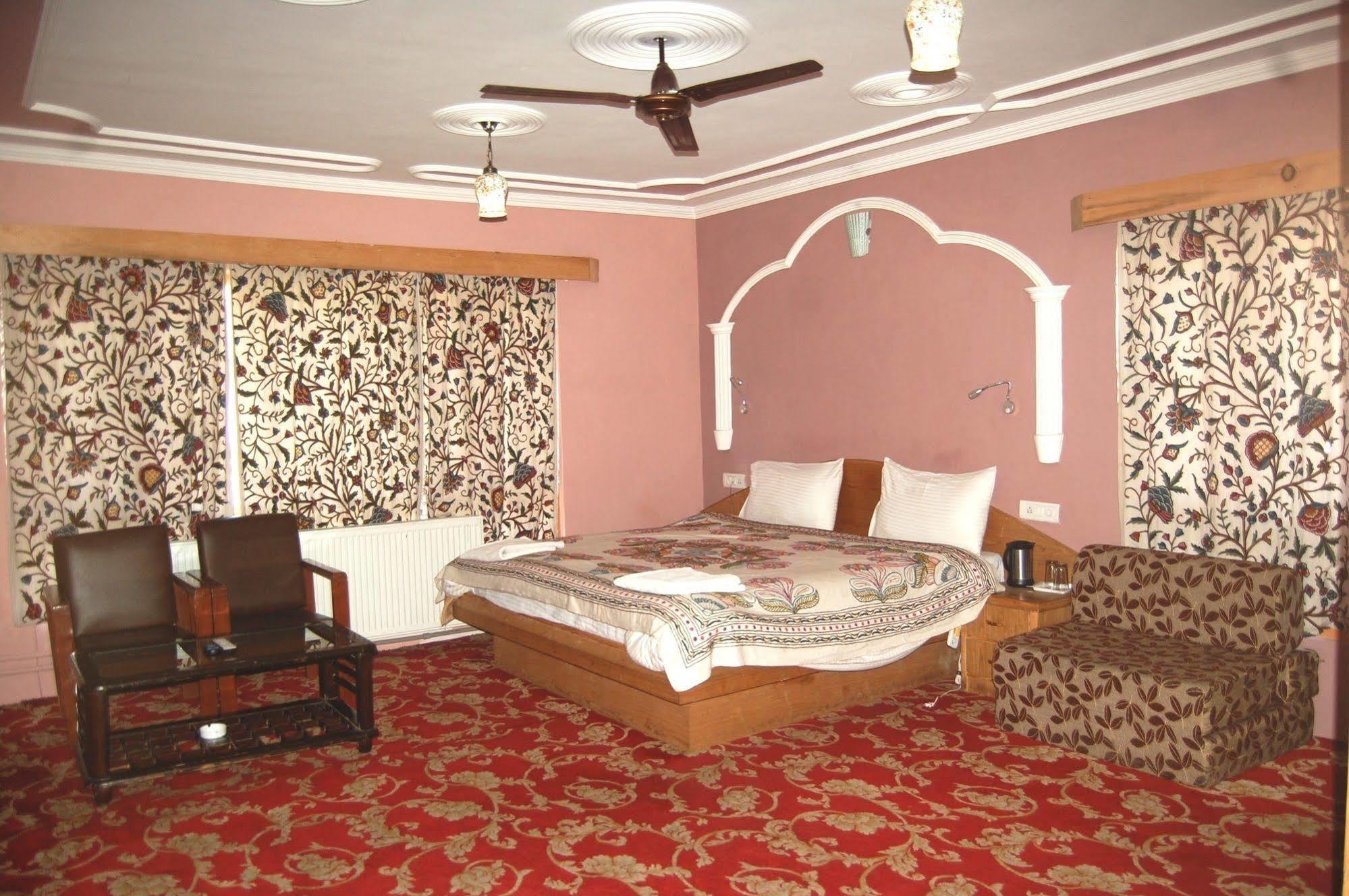 Hotel Paradise Inn Pahalgam Luaran gambar