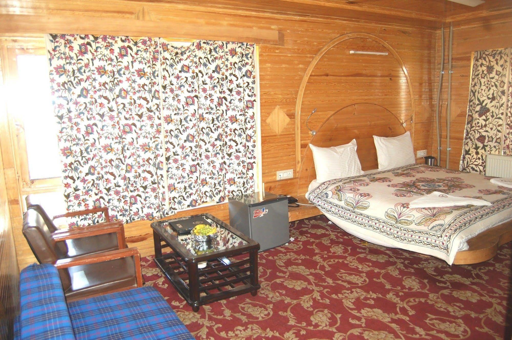 Hotel Paradise Inn Pahalgam Luaran gambar