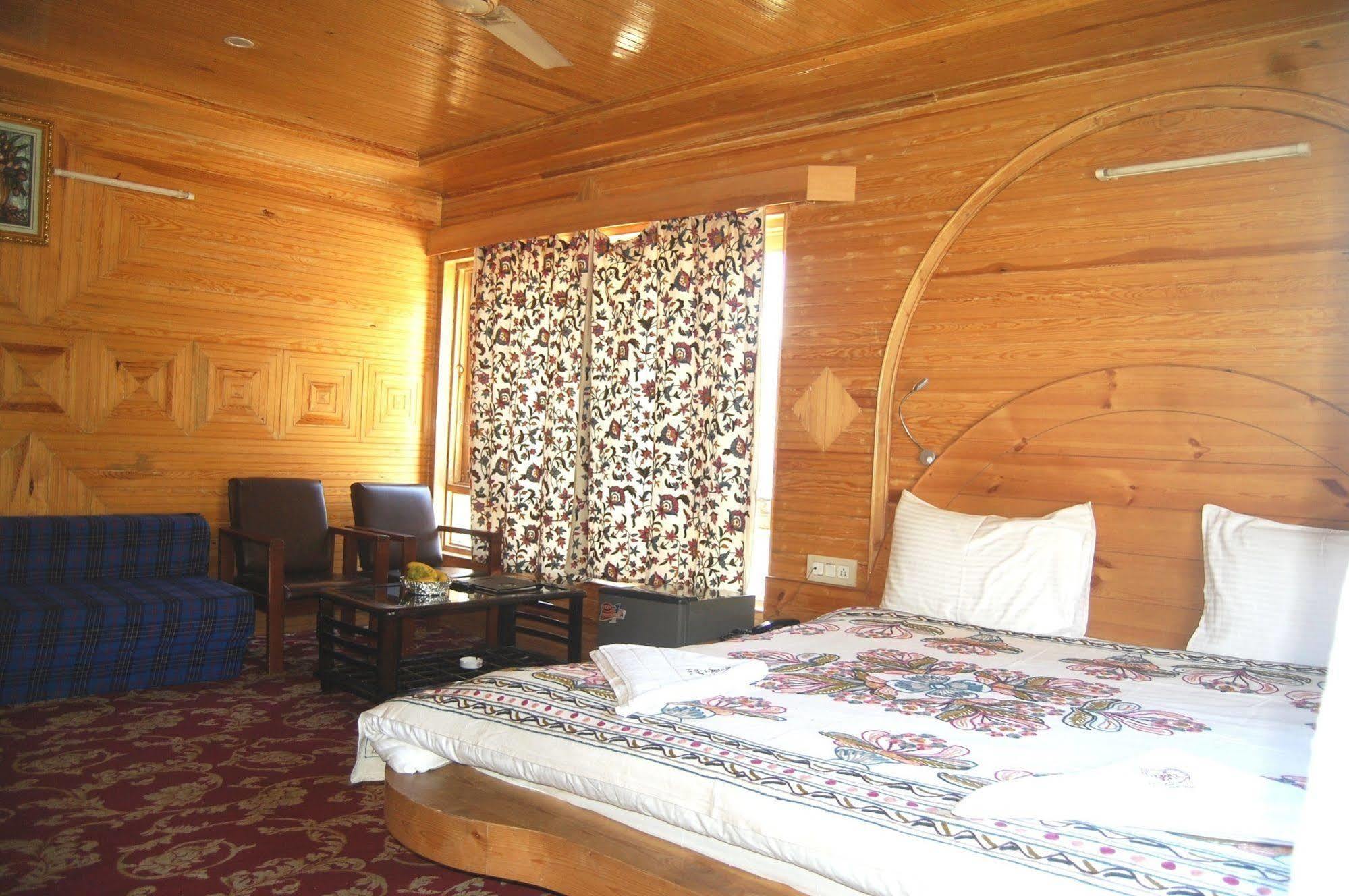 Hotel Paradise Inn Pahalgam Luaran gambar