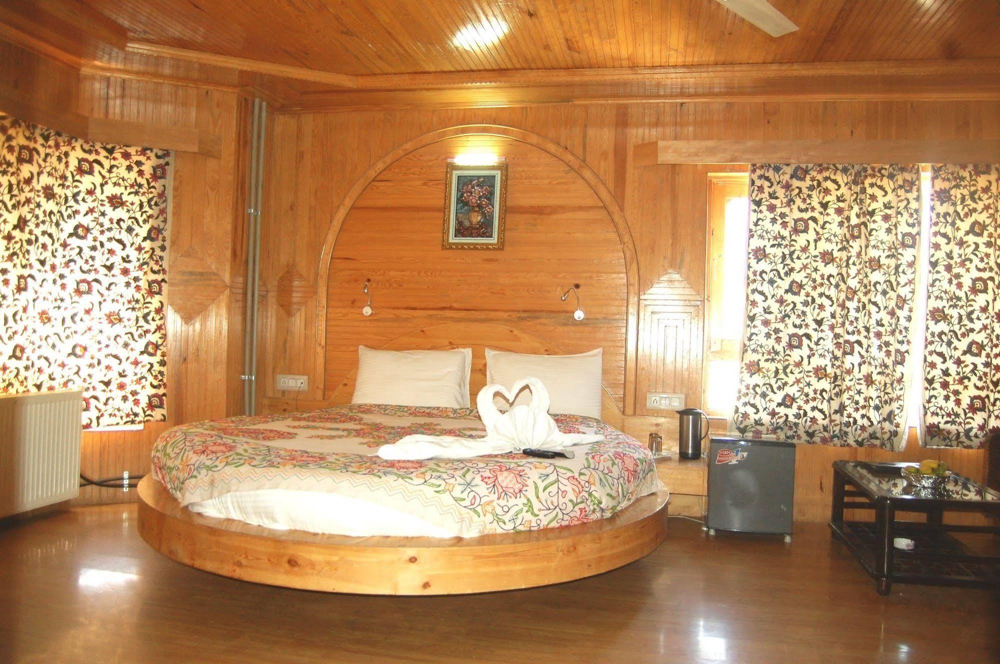 Hotel Paradise Inn Pahalgam Luaran gambar