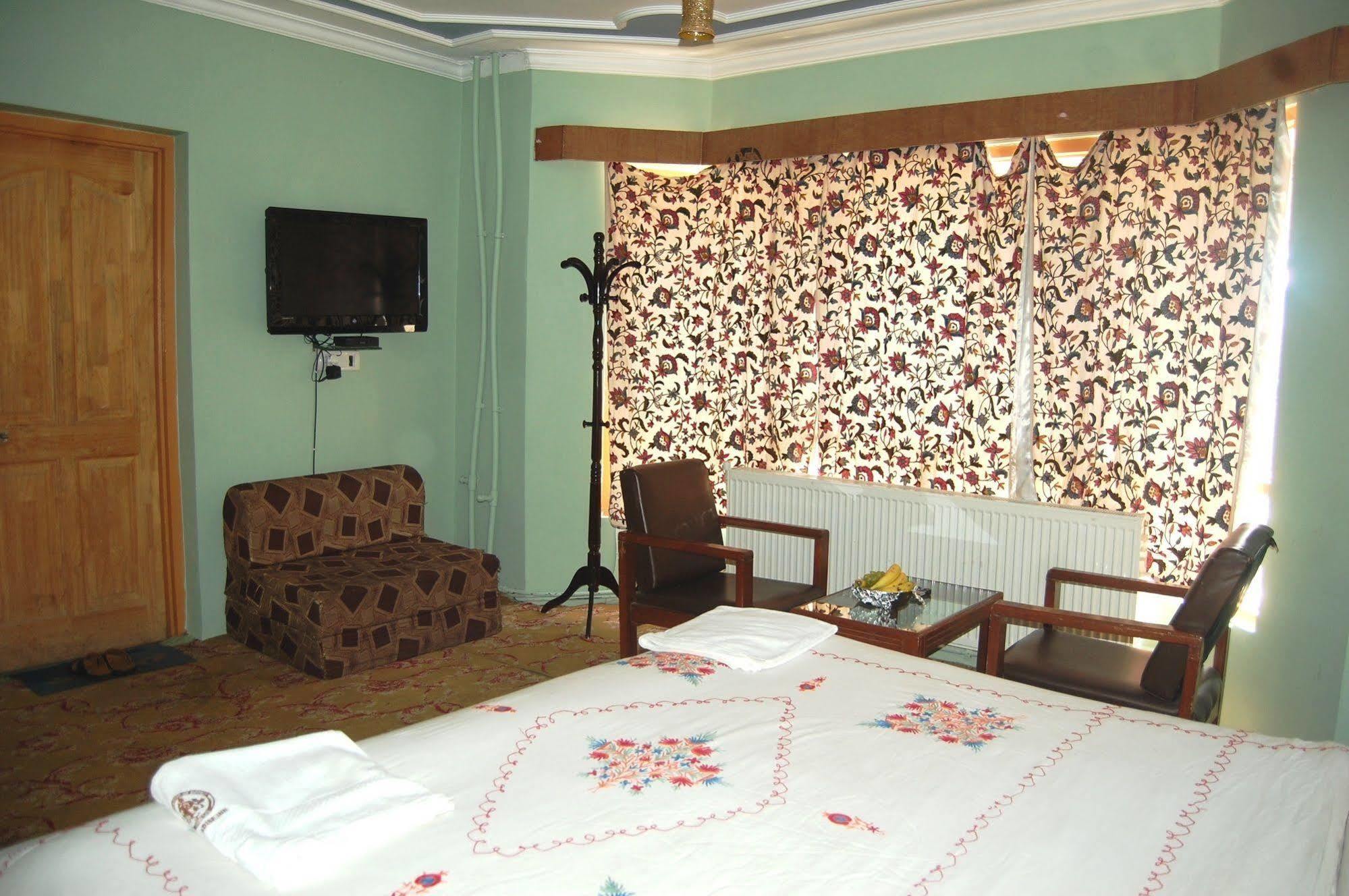 Hotel Paradise Inn Pahalgam Luaran gambar
