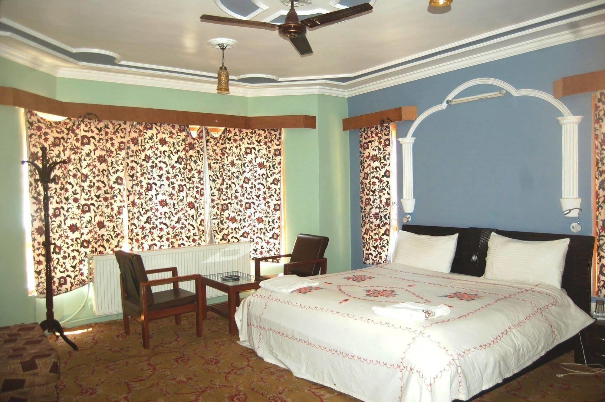 Hotel Paradise Inn Pahalgam Luaran gambar