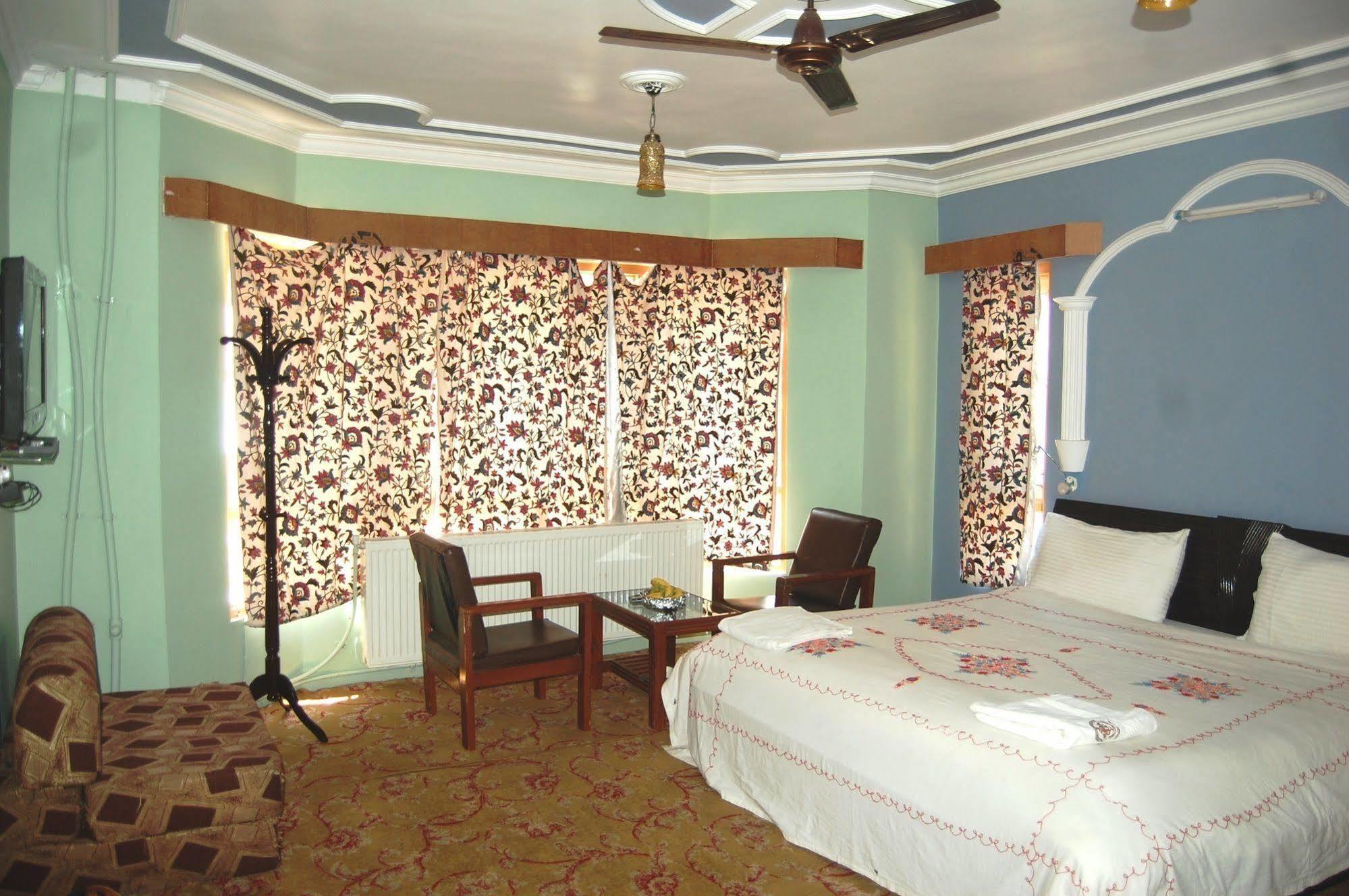 Hotel Paradise Inn Pahalgam Luaran gambar